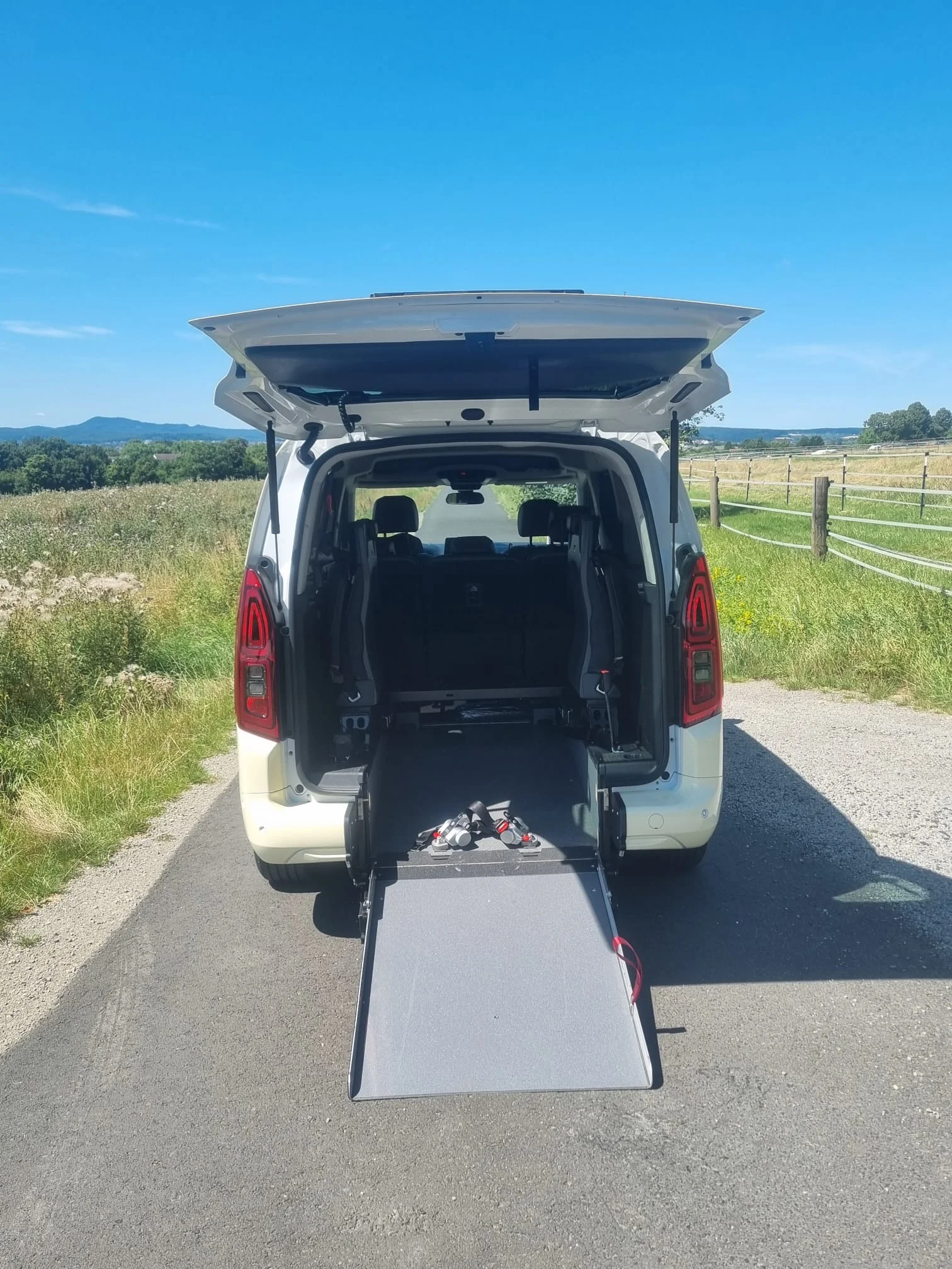 Gesicherter Rollstuhlplatz im Heckbereich